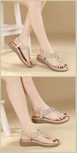 Dettaglio dei sandali bohémien color champagne con strass e cinturino elastico al tallone