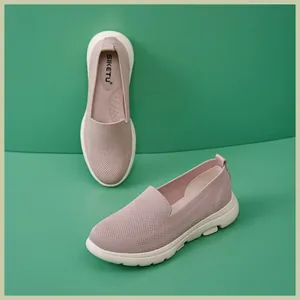 Detailansicht von atmungsaktivem rosa Strickgewebe und gedämpfter Sohle an Damen-Slippern