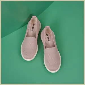 Detailansicht des lila Mesh-Gewebes und der weißen Sohle dieser Damen-Loafer