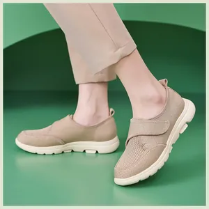 Détail de baskets en cuir kaki et mesh avec scratchs et semelle blanche antidérapante