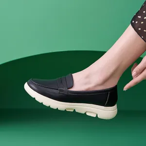 Damen Loafer in Schwarz mit leichter weißer Plateau-Sohle und rutschfestem Profil für Alltag