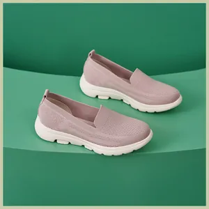 Makroaufnahme von lotusrosa Strickgewebe und dicker rutschfester Sohle an Damen-Slippern