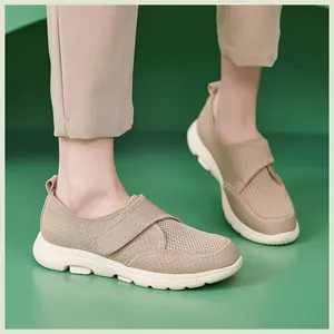 Vue détaillée de chaussure en maille kaki avec bride velcro et semelle épaisse beige