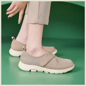 Détail du dessus en maille kaki respirante et de la sangle velcro sur la basket décontractée