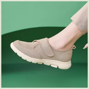 Gros plan de baskets kaki légères avec maille respirante et bride velcro portées par mannequin