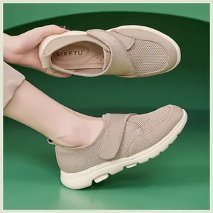 Détail des chaussures de marche en maille beige avec trous respirants et fermeture velcro