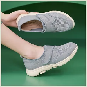 Vue détaillée de basket en mesh gris respirant avec velcro et semelle amortissante