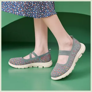 Détail de chaussures plates Mary Jane tricotées vert sauge avec brides élastiques