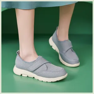 Détail de chaussures en cuir bleu-gris avec maille respirante et brides Velcro