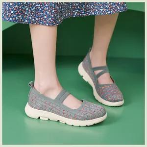 Détail de chaussures Mary Jane en tricot coloré avec brides croisées et semelle épaisse
