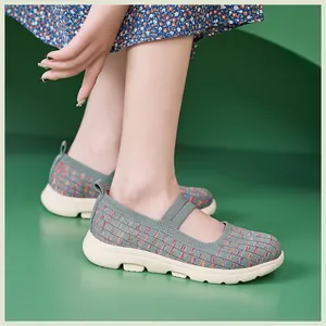 Vue latérale de chaussures Mary Jane en maille multicolore avec semelles antidérapantes