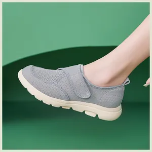Détail d'une chaussure de marche en mesh gris avec bride réglable et semelle épaisse