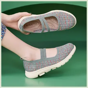 Détail de chaussures tricotées pour femmes avec sangles croisées et semelle souple
