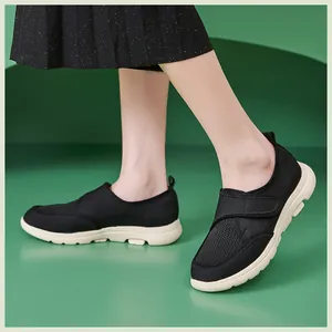 Détail de mocassins respirants en mesh noir pour femmes avec semelle crème épaisse