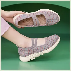 Détail de baskets Mary Jane en maille respirante avec sangles croisées et semelle épaisse