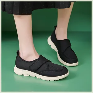 Vue latérale de chaussure de marche en mesh noir avec bride velcro sur semelle légère