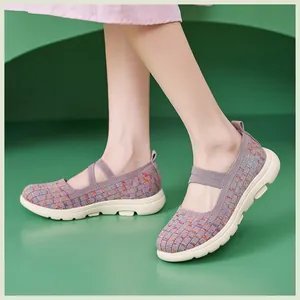 Détail de baskets Mary Jane en tricot violet avec sangles croisées portées par mannequin