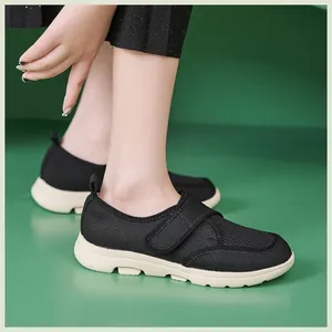 Vue détaillée de baskets en mesh noir respirant avec semelle épaisse amortie et velcro