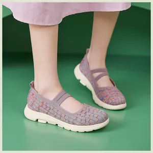 Gros plan de chaussures de marche tricotées lilas avec des sangles élastiques souples