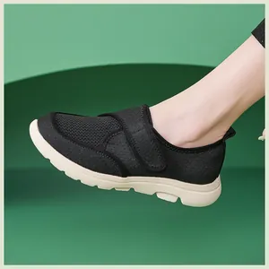 Détail de la tige en maille respirante et de la bride velcro sur chaussures noires