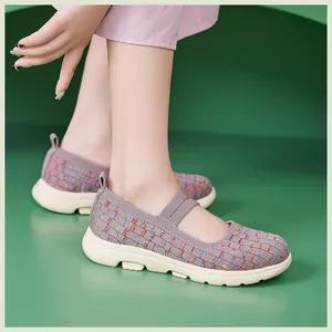 Gros plan sur chaussures de marche Mary Jane en maille violette à doubles brides élastiques