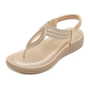 Sandali con zeppa bohémien color oro champagne con fibbia a foglia e cinturini intrecciati