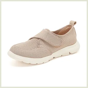Détail de la maille tricotée respirante beige et de la fermeture velcro de la chaussure