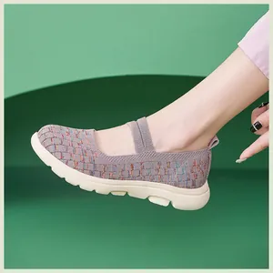 Vue détaillée de chaussures Mary Jane en tricot violet avec sangles sur un mannequin