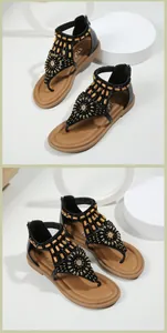 Λεπτομέρεια από boho πέδιλα με πλατφόρμα, χρυσές χάντρες και σχέδια λουλουδιών με στρας