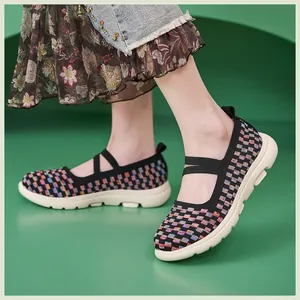 Détail de baskets tissées à damier coloré avec brides élastiques et semelles épaisses