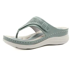 Sandales compensées bleues pour femmes avec motifs floraux découpés au laser et semelle