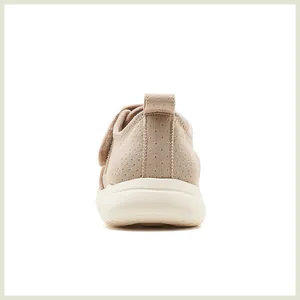 Détail de la tige en maille beige respirante et de la languette de talon de chaussure