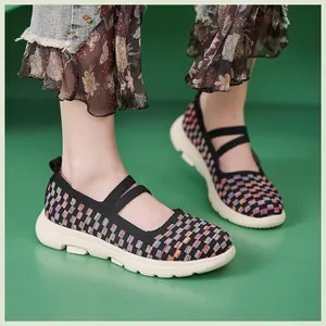Gros plan sur des Mary Janes tressées pour femmes avec motifs colorés et brides élastiques