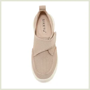 Gros plan sur la tige en tricot beige respirant avec scratch et semelle intérieure