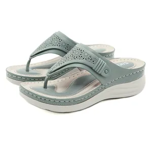 Sandales compensées bleues avec motifs floraux ajourés et semelle plateforme