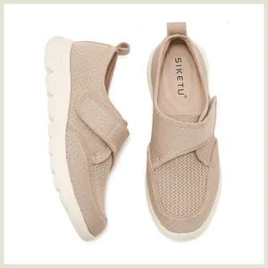 Vue détaillée des chaussures en cuir beige respirant avec semelle antidérapante légère