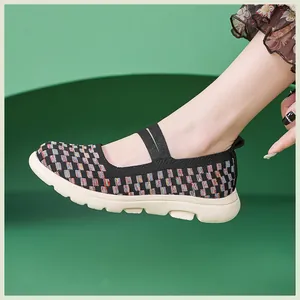 Gros plan de baskets Mary Jane tissées pour femmes avec motif à carreaux et brides