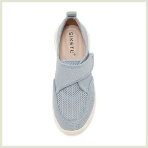 Vue de dessus d'une basket en tricot bleu clair avec mesh respirant et bride velcro