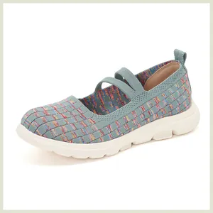 Détail de baskets Mary Jane en tricot coloré avec doubles brides et semelle blanche épaisse