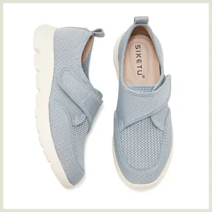 Détail de baskets en mesh bleu clair avec bride velcro et semelle blanche épaisse