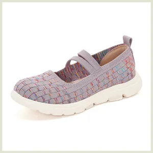 Détail des baskets Mary Jane en maille lavande avec des semelles épaisses en caoutchouc blanc