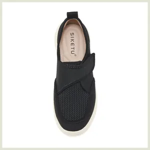 Vue détaillée de dessus des chaussures en maille noire respirante avec semelles en cuir souple