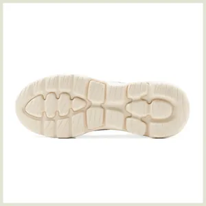 Détail de la semelle beige antidérapante avec motifs de traction segmentés et confort