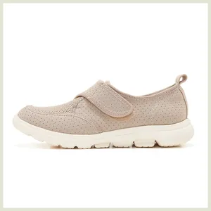 Détail de chaussure de marche en maille beige avec bride velcro pratique et souple