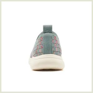 Vue arrière de baskets en maille respirante avec texture colorée et semelle blanche épaisse