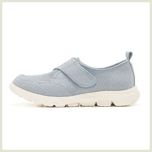 Détail latéral de la basket en maille bleu clair respirante avec fermeture velcro pratique
