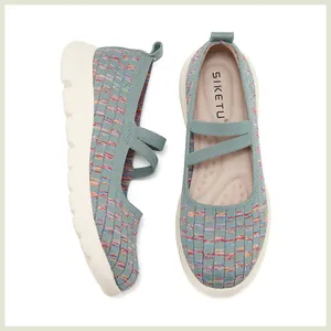 Détails des ballerines Mary Jane en tricot vert avec motifs colorés et doubles brides