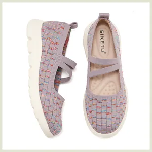 Détail du tricot respirant et des sangles élastiques sur ces chaussures plates pour femme