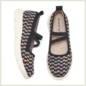Détail de ballerines Mary Jane tissées avec motif en damier coloré et brides élastiques