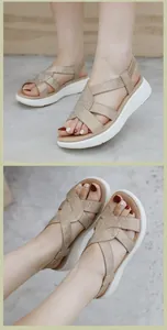 Dettaglio dei cinturini incrociati con strass e suola platform su sandali con zeppa champagne